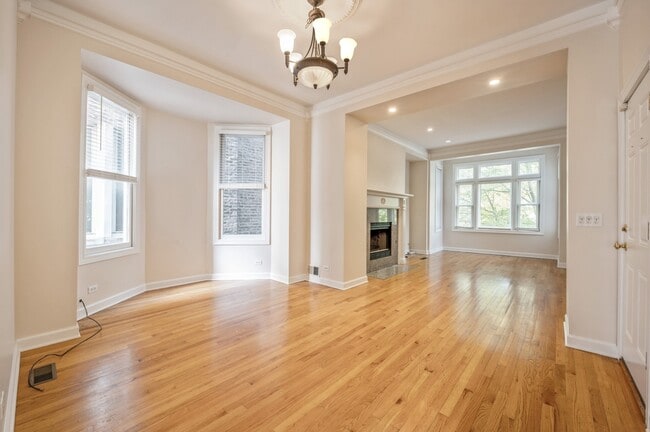 Building Photo - 2121 W Schiller St
