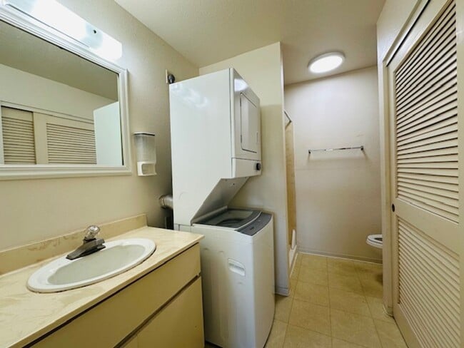 Building Photo - 1 Bedroom, 1 Bathroom, 1 Parking (Hikino)