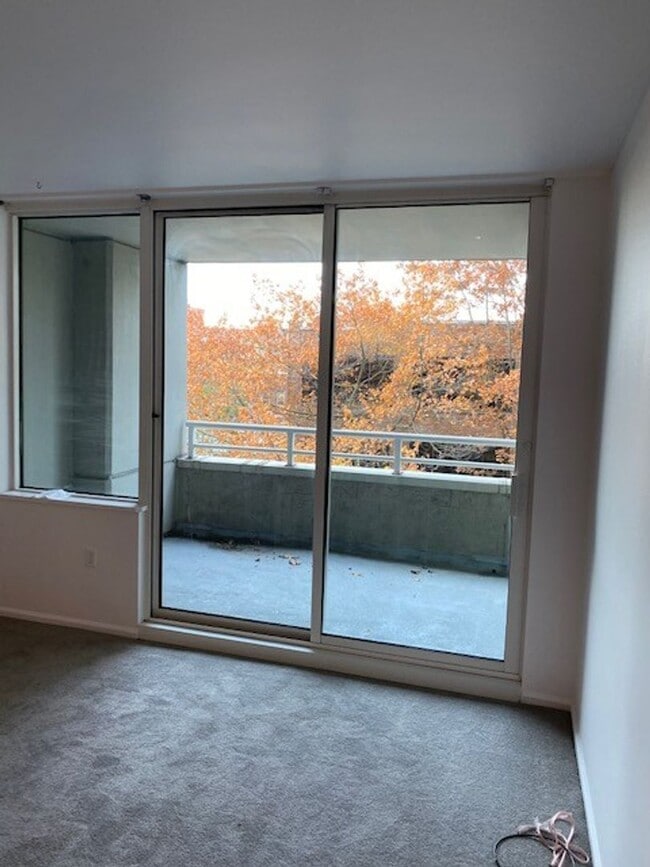 Building Photo - 1 Bedroom Condo with  24 Hour Concierge in...
