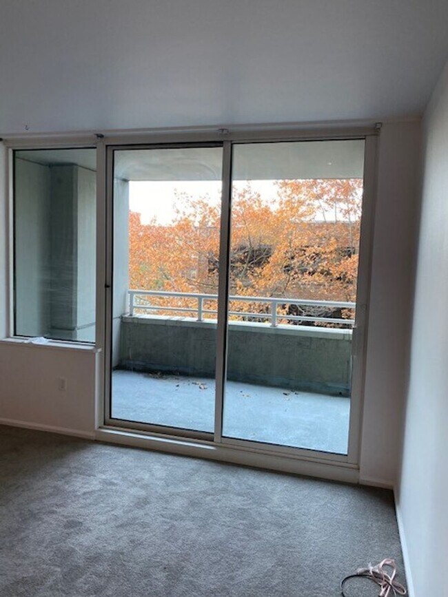 Foto del edificio - 1 Bedroom Condo with  24 Hour Concierge in...