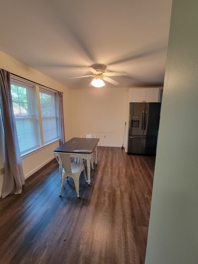 Building Photo - 9115 Honeysuckle Dr