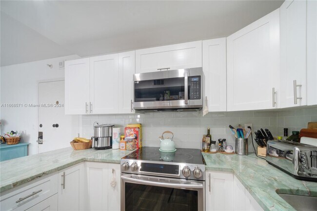 Building Photo - 1450 Brickell Bay Dr