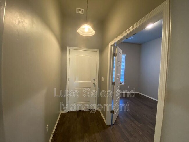 Foto del edificio - 7804 Meadow Lake Dr