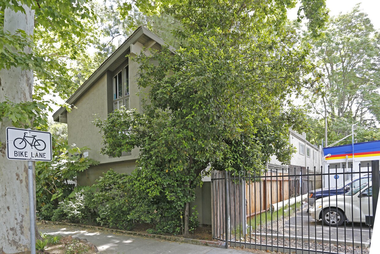 Building Photo - 3008 E St