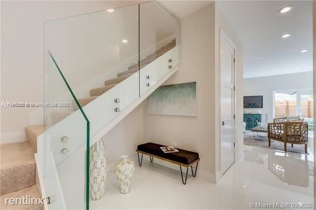 Building Photo - 3 br, 2.5 bath House - 684 NE 43rd St