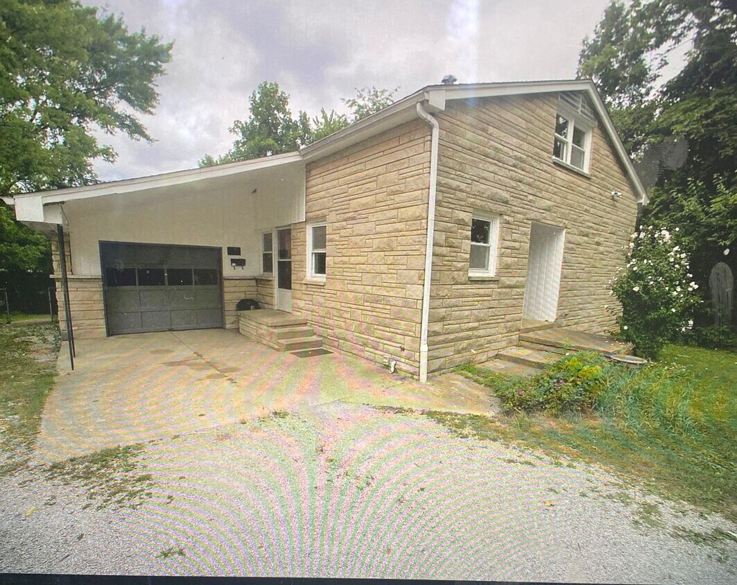 Primary Photo - Beautiful 4 BD/2 BA Home !