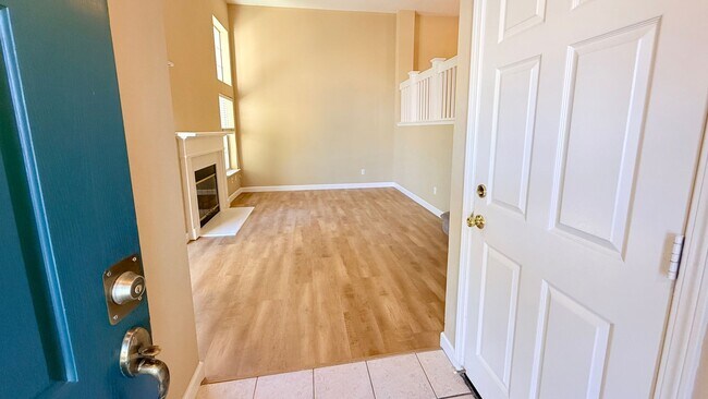 Foto del edificio - Bright and Airy 3BD/2.5BA Townhouse in Shadowhawk Community, Danville- Available NOW!