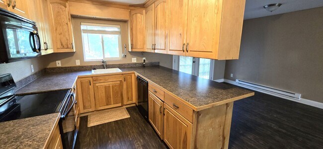 Foto del edificio - 2 Bedroom, 1.5 Bathroom, 1 Car Garage For Rent In The 4-J Subdivision