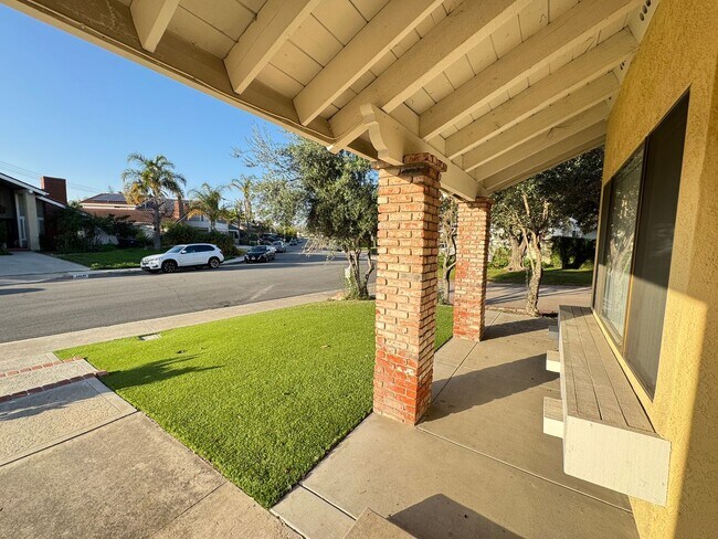 Building Photo - Beautifully Maintained 4Bd/2Ba Home w/Large Back Yard and Fruit Trees!