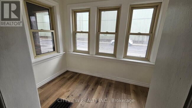 Photo du bâtiment - 281 Wentworth St N