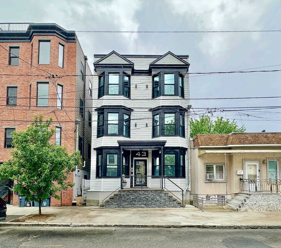 Primary Photo - 43 Thorne St