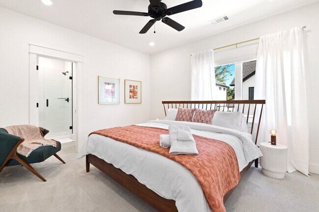 Building Photo - 112 NW Oz Vlg Dr