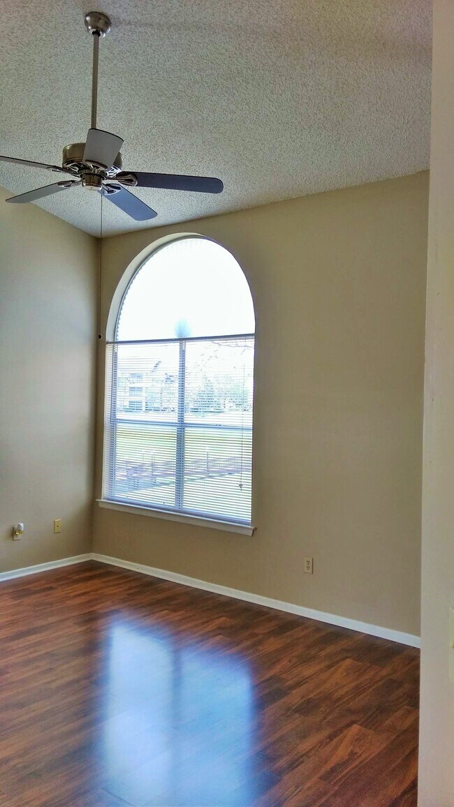 Vaulted ceiling in living area - 2553 Grassy Point Dr