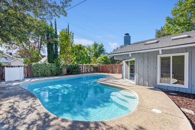 Foto del edificio - 1283 N Lucerne Ln