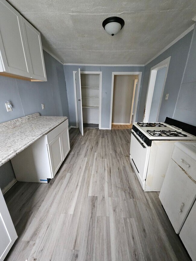 Foto del edificio - Upper 2 bedroom with gas included East Side