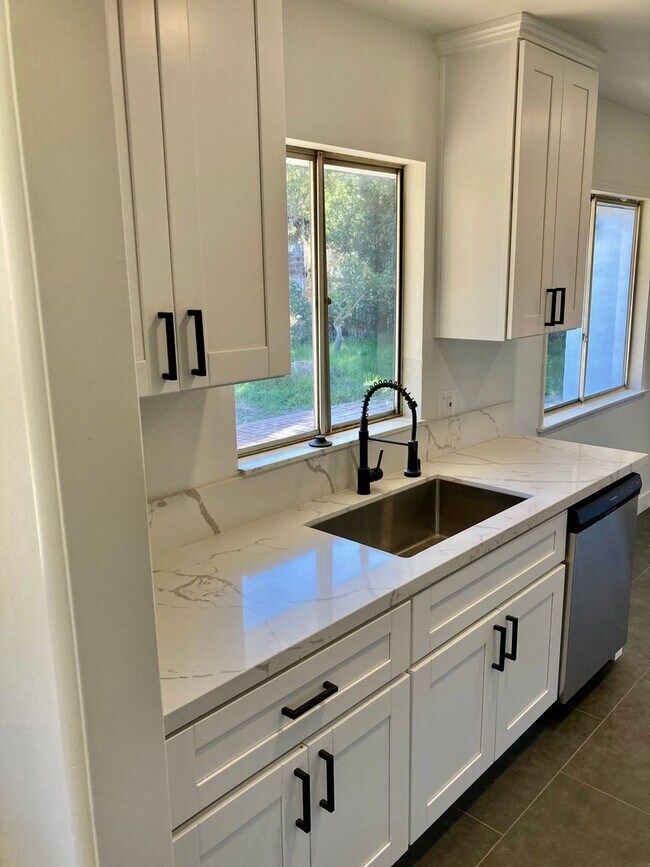 Foto del edificio - Mid-Century Modern Bay Park Home