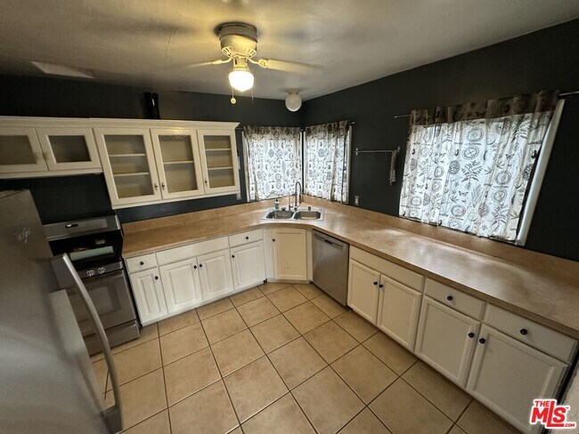 Building Photo - 4001 Chevy Chase Dr