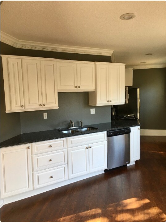 Cocina actualizada con encimeras de granito y electrodomésticos de acero inoxidable - 1233 46th St