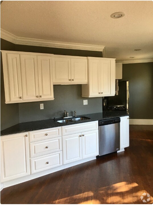 Updated kitchen with granite countertops and stainless steel appliances - 1233 46th St