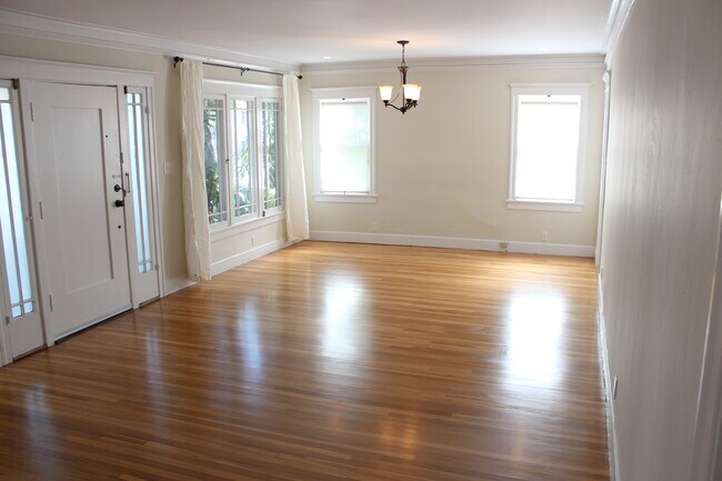 Foto del edificio - 1221 N Orange Grove Ave