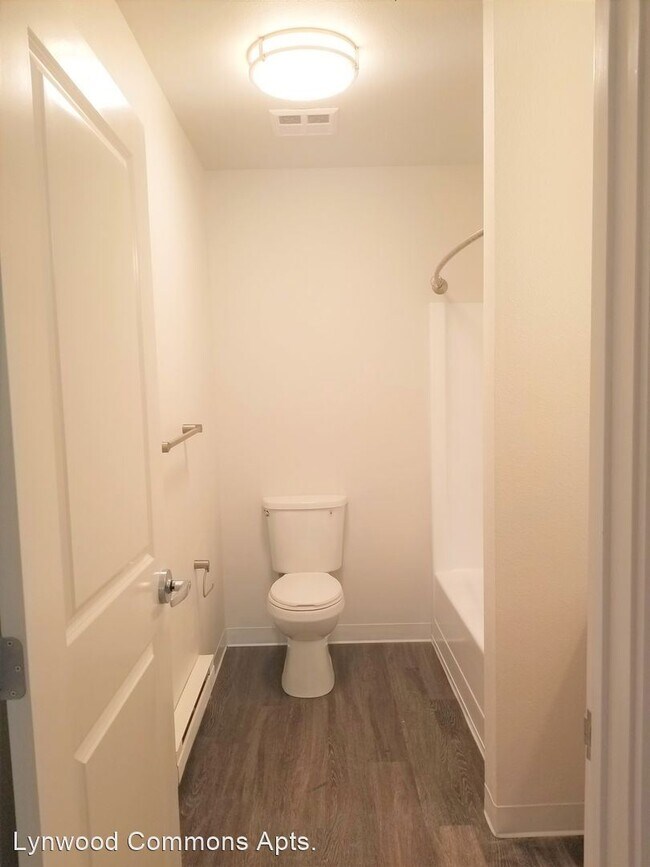 Foto del edificio - 4779 Lynwood Center Rd NE