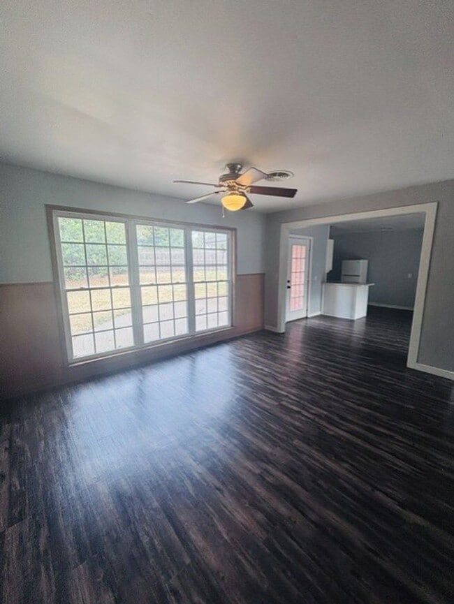 Building Photo - 906 Carey Dr