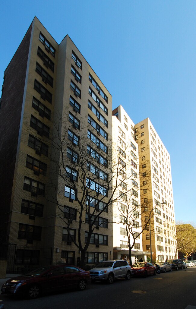 Vista hacia el este por East 15th Street - Gramercy Arms