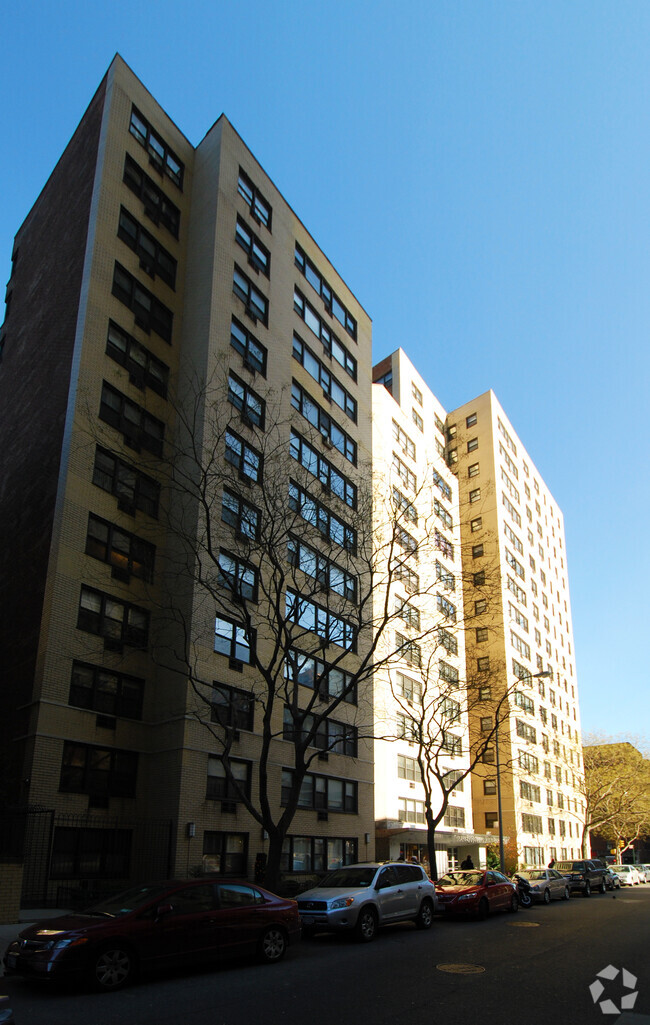 Vista hacia el este por East 15th Street - Gramercy Arms