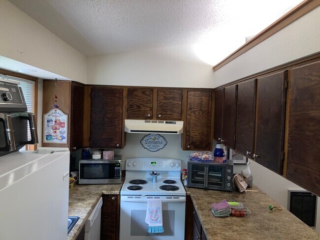 Building Photo - 1015 Castlerock Ave