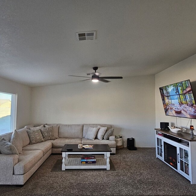 Building Photo - Solar home for Rent!