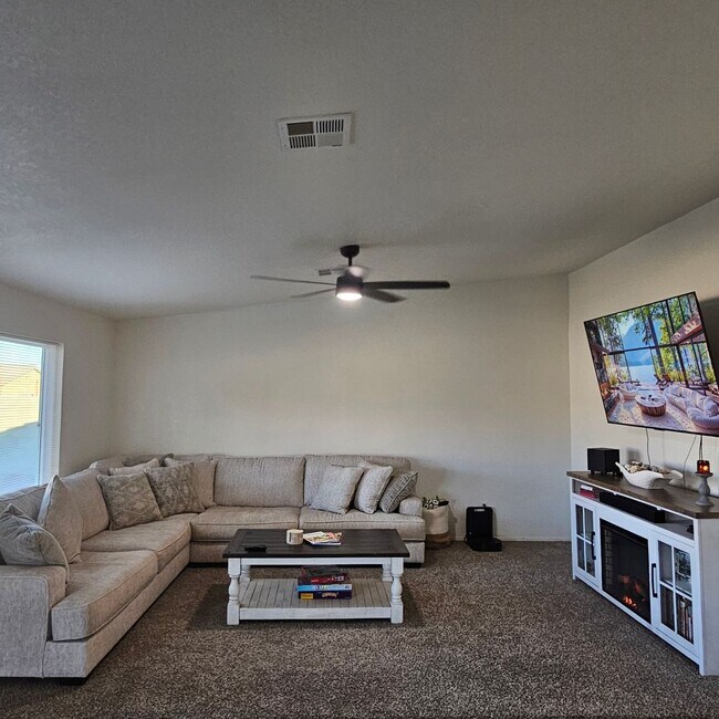 Foto del edificio - Solar home for Rent!