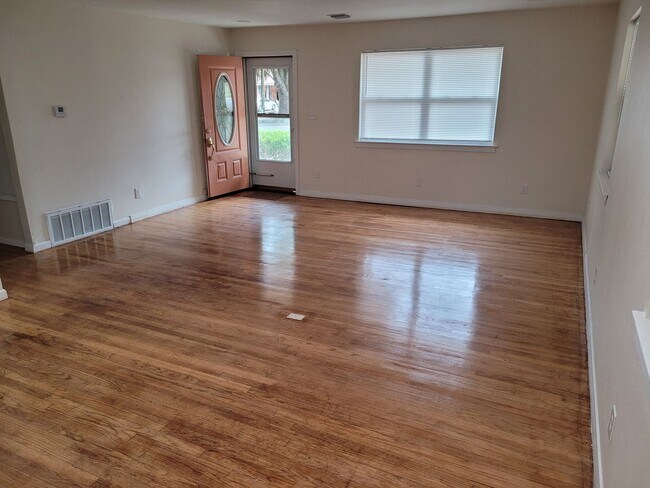 Building Photo - Completely Remodeled 3 Bed/2 Bath Home Wit...