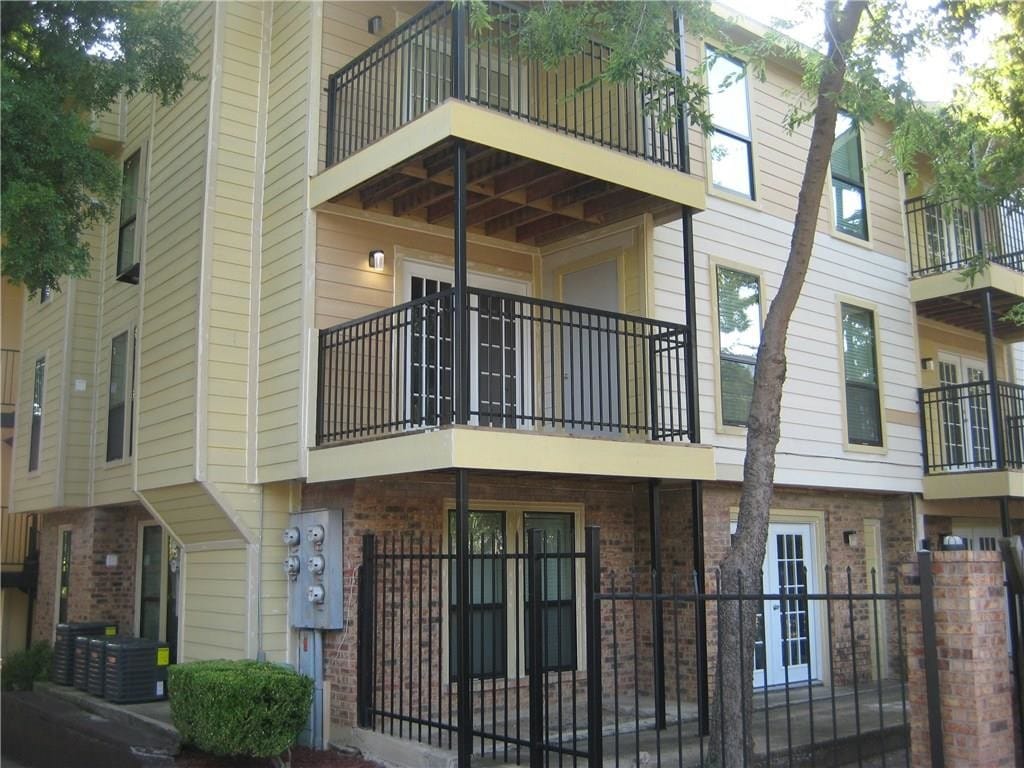 Primary Photo - 5851 Phoenix Dr