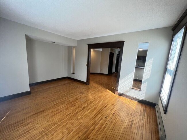 Building Photo - Top Floor Unit in 4Plex Available Now, Ful...