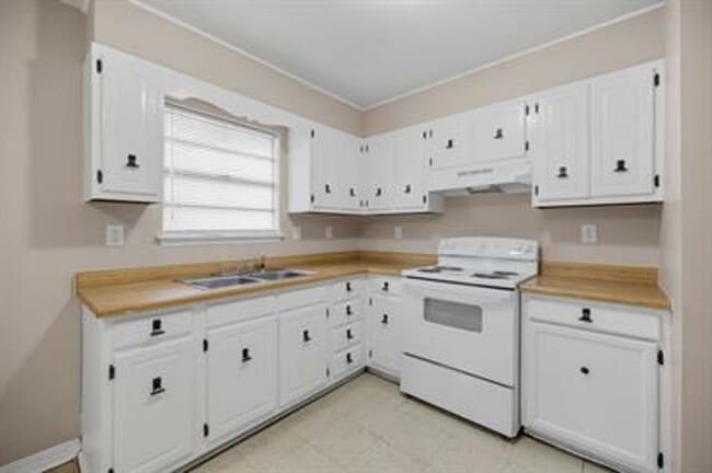 Building Photo - Picture Perfect Family