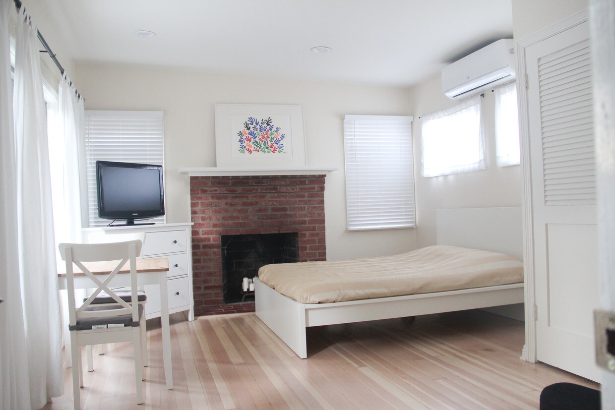 Foto principal - 8830 Cadillac Ave