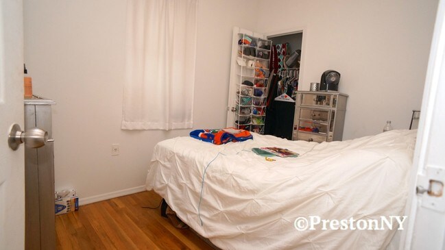 Foto del edificio - 335 W 14th St