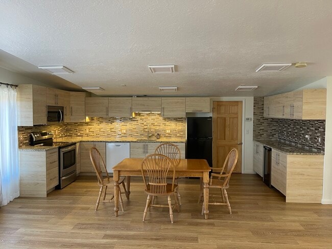 Kitchen - 9175 Cottonwood Trl