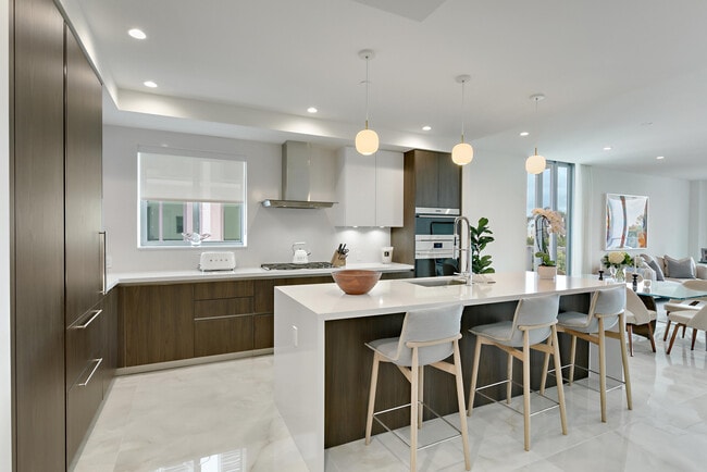 Building Photo - 485 E Royal Palm Rd