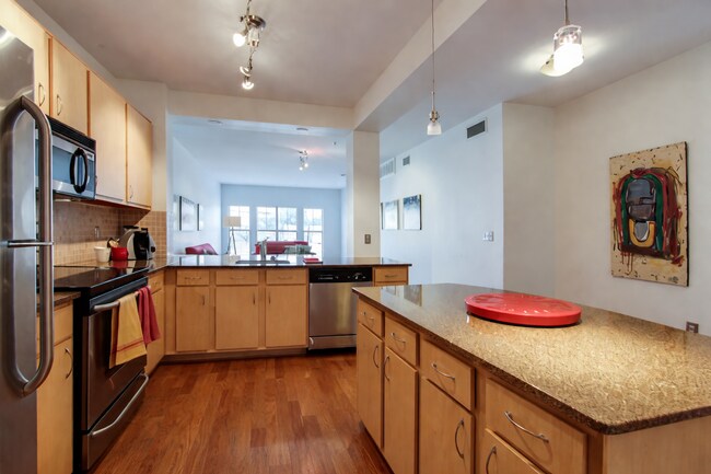 Foto del edificio - Beautiful 3 Bedroom Condo in Midtown