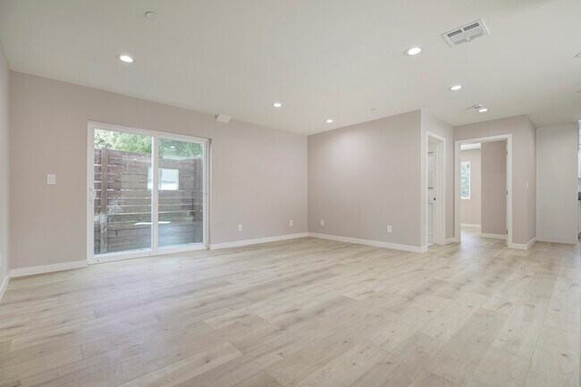 Building Photo - 15557 Wyandotte St