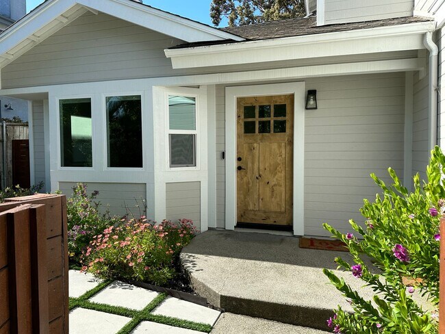 Foto del edificio - Updated 3 bedroom 2.5 bath with yard
