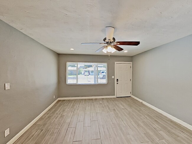 Building Photo - 1336 E Hall St