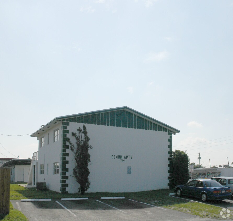 Foto del edificio - 7041 Pembroke Rd