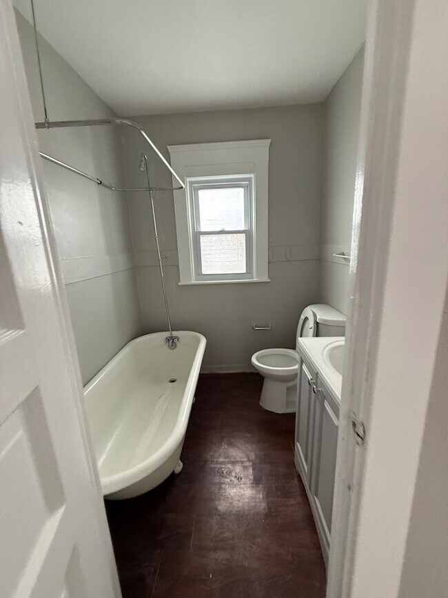 Foto del edificio - Cudell/West Blvd neighborhood; 4 bedroom/1 bath single family house for rent!