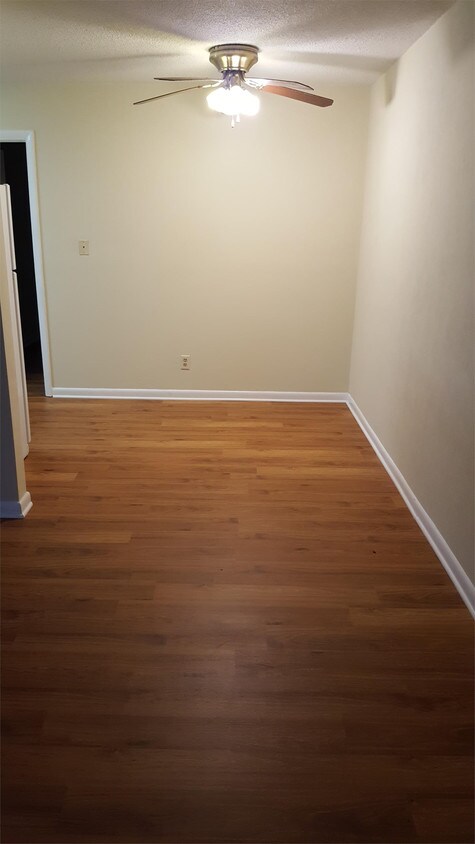 Foto del edificio - 1102 N Benjamin St