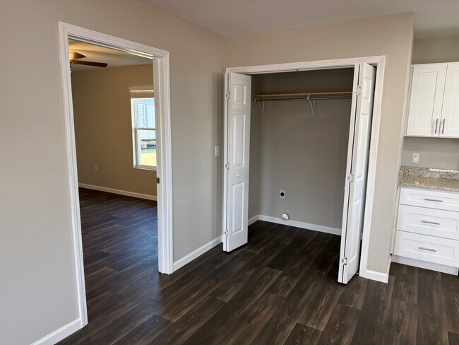 Building Photo - 80 Redwood Ln