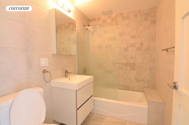 Foto del edificio - 399 E 8th St