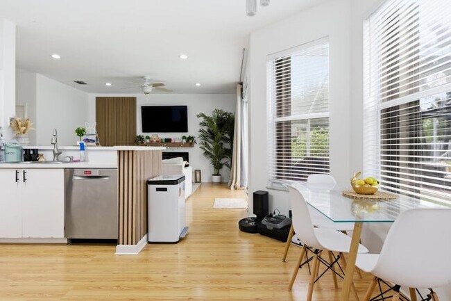 Foto del edificio - 7657 Thornlee Dr