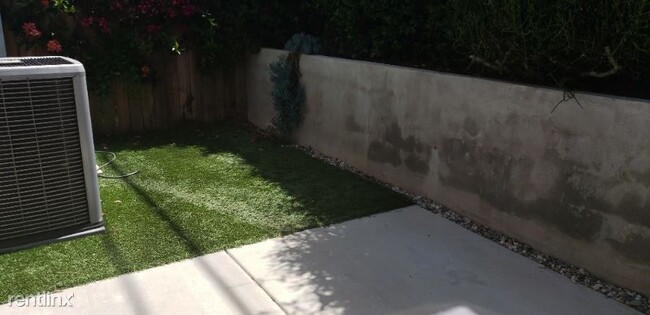 Building Photo - 3 br, 2.5 bath Townhome - 6150 Aldama St